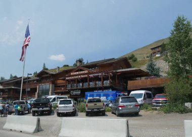 Jackson Hole, Wyoming - Ağustos 2018: Jackson Hole 'daki restoranlardan biri olan Sidewinders American Grill & Tavern' ın önüne park etmiş arabalar.