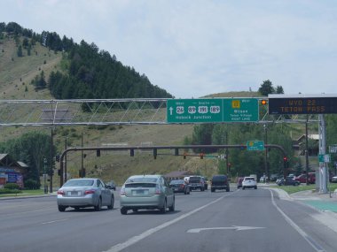 Jackson Hole, Wyoming - Ağustos 2018: Arabalar Jackson Hole 'daki farklı noktalara yönsel işaretlerle tartar döşüyorlar.