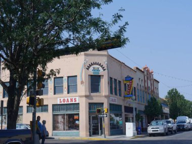 Gallup, New Mexico - Ağustos 2018: Renkli bir dükkan cepheli sokak fotoğrafçılığı ve Gallup 'ta sokak kenarına park edilmiş arabalar.