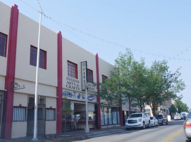 Gallup, New Mexico - Ağustos 2018: Gallup 'ta sokak kenarına park edilmiş arabalarla Hint Sanat ve El Sanatları manzarası.