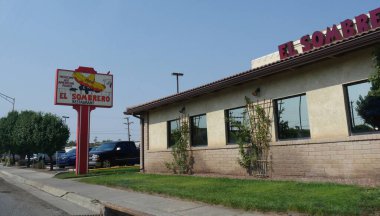 Gallup, New Mexico - Ağustos 2018: Gallup, New Mexico 'da yol kenarında reklam panosu olan El Sombrero Restoranı.
