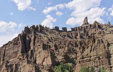 Keskin ve pürüzlü kaya ve jeolojik oluşumlar Wyoming 'deki Kuzey Fork Otoyolu boyunca görülüyor..