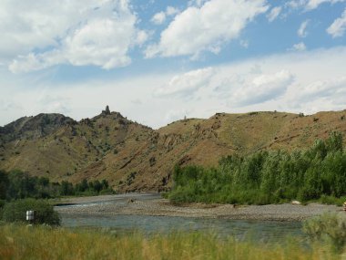 Soshone Nehri 'nin Wyoming' deki North Fork Otoyolu boyunca aktığı manzaralı dağ manzarası..
