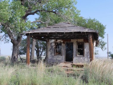Glenrio hayalet kasabasındaki harap olmuş bir binanın ön görüntüsü. New Mexico 'daki eski bir maden kasabası..