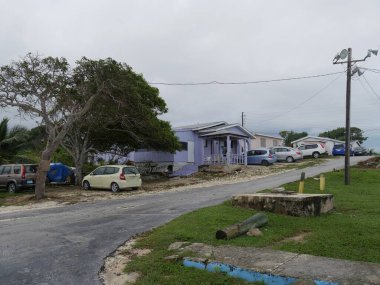 Barraterre, Great Exuma Cays - Ocak 2018: Barraterre, Bahamalar 'daki ahşap iskeleye giden küçük yol.