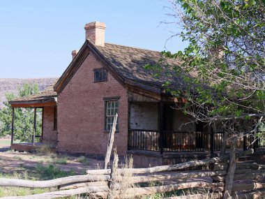 Grafton hayalet kasabasındaki kırsal bir kerpiç binasının ortalarında, Utah 'ta 1862 sel baskınıyla sürüklenen bir kasaba..