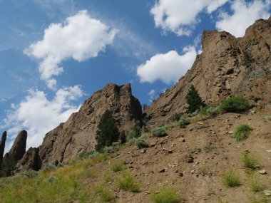 Nefes kesici jeolojik ve kaya oluşumları, yukarı doğru, Wyoming 'de gökyüzünde güzel bulutlar var..
