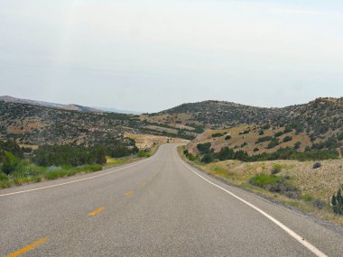 Cody 'nin varoşlarında Wyoming-Montana eyalet sınırına giden yolu kesiyor..