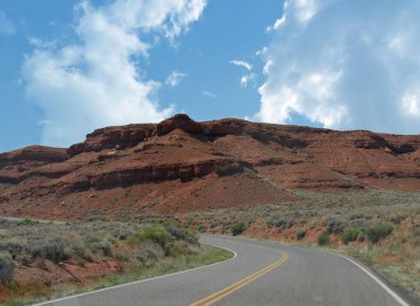 Wyoming 'in dolambaçlı yolları boyunca kırmızı kanyonlar ve kaya platformları..