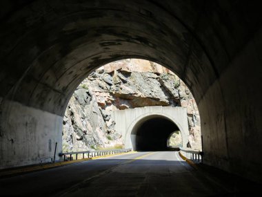 Wyoming 'deki en uzun tünel olan Buffalo Bill Barajı' nın bitişiğindeki Shoshone Kanyonu tünellerinden geçiyor..