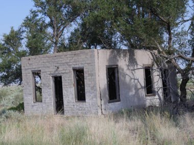 New Mexico 'da eski bir maden kasabası olan Glenrio hayalet kasabasında terk edilmiş bir binanın beton kabuğu..