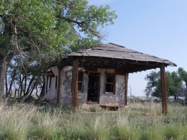 Glenrio hayalet kasabasındaki bir binanın harap olmuş kalıntıları. New Mexico 'daki eski bir maden kasabası..