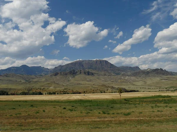 Wyoming Krajina Horami Skalními Útvary Dálce — Stock fotografie