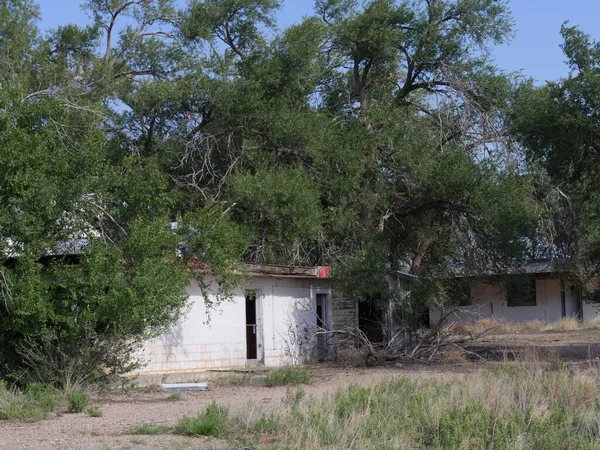 기사보기 뉴멕시코와 텍사스의 경계에 도로에 마을에 나무로 건물들 — 스톡 사진