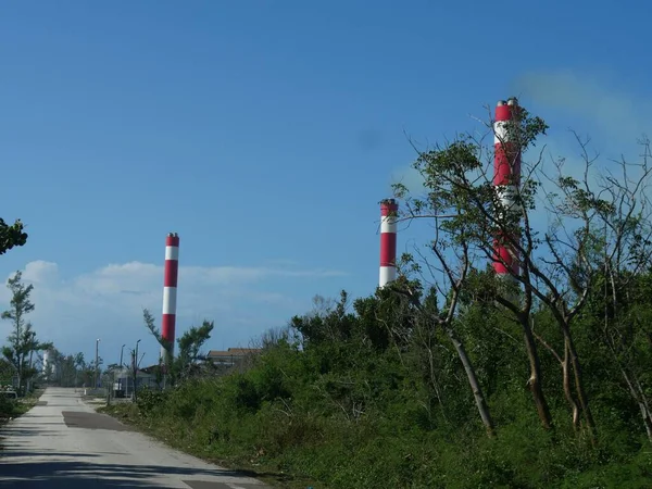 Три Башни Обслуживающие Выход Эмиона Промышленного Завода Нассау Багамские Острова — стоковое фото