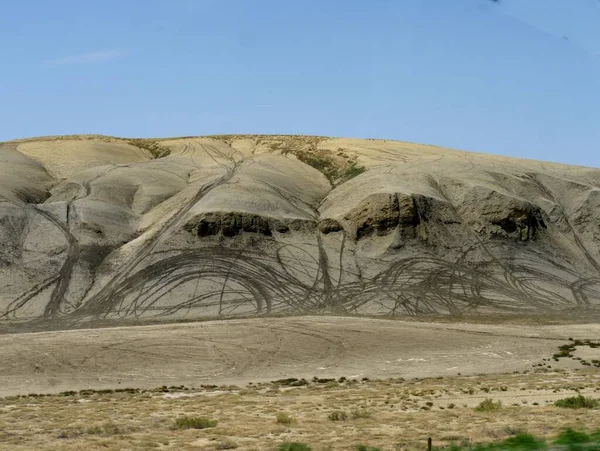 怀俄明州科迪市外的汽车和摩托车赛车手在墙壁上留下痕迹的山坡 — 图库照片