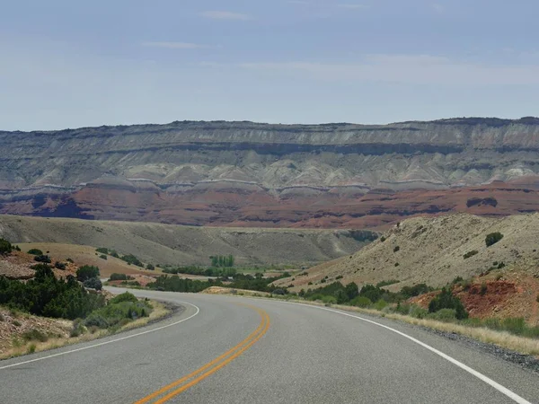 Пейзаж Дорогой Проходящей Вдоль Впечатляющих Геологических Образований Границе Вайоминга Монтаны — стоковое фото