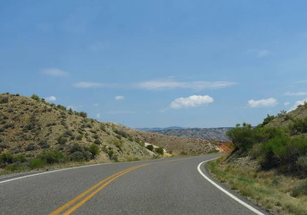 Verharde Weg Kronkelend Door Schilderachtig Landschap Wyoming — Stockfoto
