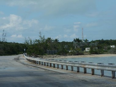 George Town, Exuma Cays 'deki küçük bir körfezin üzerindeki korkuluklu yol..