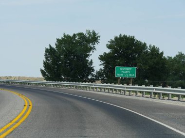 Wyoming 'deki Bentonite Tesislerine kadar uzanan dolambaçlı bir yol boyunca yol tabelası..
