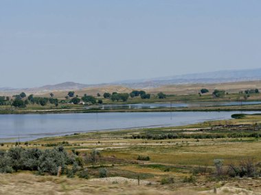 Wyoming 'deki North Fork Karayolu boyunca uzanan açık arazinin geniş açılımı..