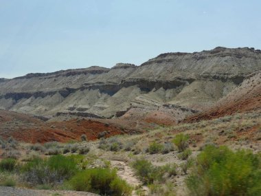 Buttes, Wyoming 'deki North Fork Otoyolu boyunca kaya ve jeolojik oluşumlar..
