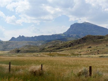Wyoming 'deki North Fork Otoyolu boyunca doğal manzara manzarası.