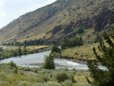 Shoshone Nehri Wyoming 'deki North Fork Otoyolu' ndaki dağların taşkınından akıyor..