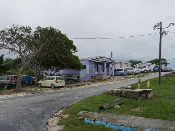 Barraterre, Great Exuma Cays - Ocak 2018: Barraterre, Bahamalar 'daki ahşap iskeleye giden küçük yol.