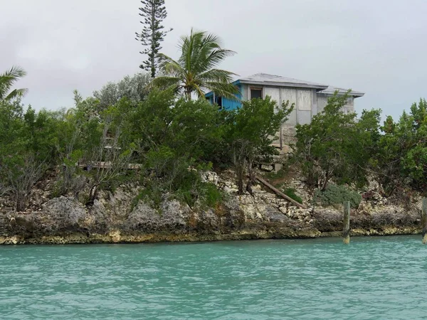 Casa Madera Sobre Filo Rocoso Las Bahías Exuma Bahamas —  Fotos de Stock