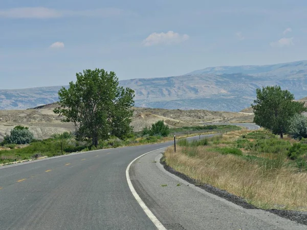 Montana Manzarası Yuvarlanan Tepelerin Etrafında Dönen Bir Yol — Stok fotoğraf