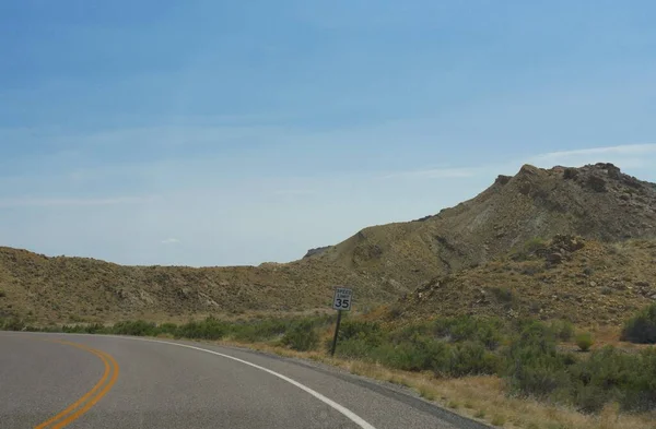 Обводная Дорога Знаком Ограничения Скорости Обочине Монтане Нескольких Милях Линии — стоковое фото