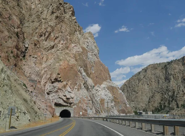 Spektakularne Ściany Górskie Wejściem Jednego Trzech Tuneli Shoshone Canyon Obok — Zdjęcie stockowe