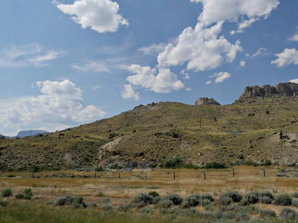 Wyoming 'in dış güzelliği, dağların tepelerinde popolar ve kaya oluşumları.. 