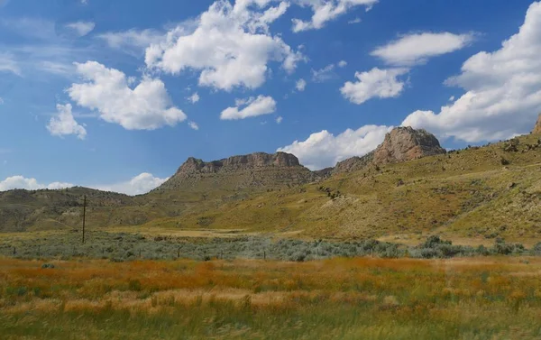 Wyoming 'deki muhteşem dağ manzarası, kalçalar ve kaya oluşumlarıyla. 