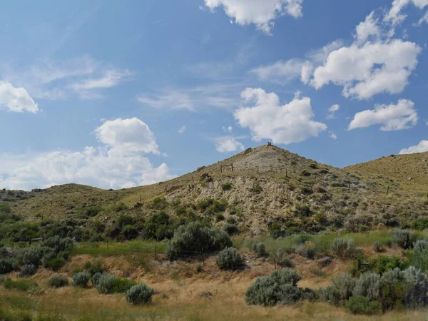 Yuvarlanan tepeler ve Wyoming 'deki North Fork otoyolu boyunca uzanan çimenli tarlalar..