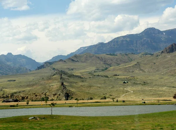 Paisaje Natural Con Montañas Distancia Con Pequeño Lago Junto Carretera —  Fotos de Stock