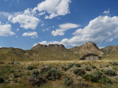 Wyoming 'deki dağların eteklerindeki kapalı ahşap depo..