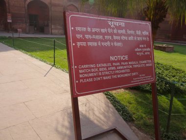 Agra, Hindistan - Mart 2018: Agra 'daki Taj Mahal mozolesinin girişinde İngilizce' ye çevrilen talimatlarla dolu billboard.