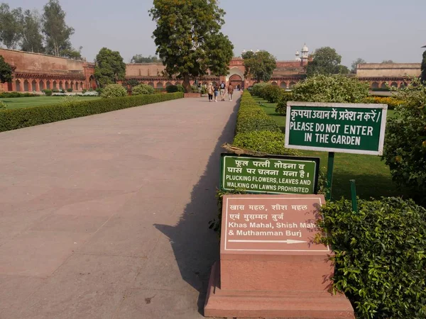 Agra Índia Março 2018 Sinais Com Instruções Nos Jardins Forte — Fotografia de Stock