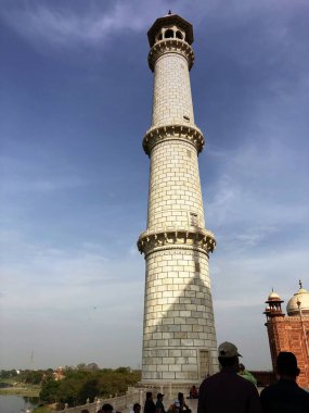 Agra, Uttar Pradesh, Hindistan - Mart 2018: Hindistan 'daki UNESCO dünya mirası sahası olan Taj Mahal' in sütunlarından biri.