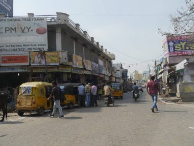 Mathura, Uttar Pradesh, Hindistan - Mart 2018: Agra 'da yolda tribünler ve motosikletlerle sokak manzarası.