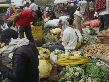 Agra, Uttar Pradesh, Hindistan - Mart 2018: Agra 'da bir sokak pazarında yoğun bir sabah.