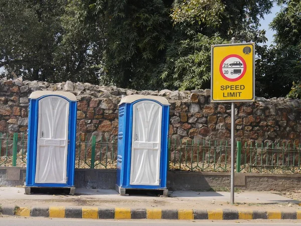 New Delhi Indie Marzec 2018 Drogowy Znak Ograniczenia Prędkości Dwoma — Zdjęcie stockowe