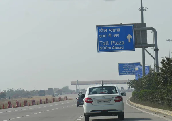 Yamuna Expressway Indie Březen 2018 Směrové Značky Silnici Blížící Mýtnému — Stock fotografie