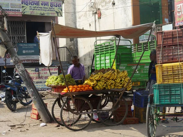 Mathura Uttar Pradesh India Marzo 2018 Vendedor Analiza Los Plátanos — Foto de Stock