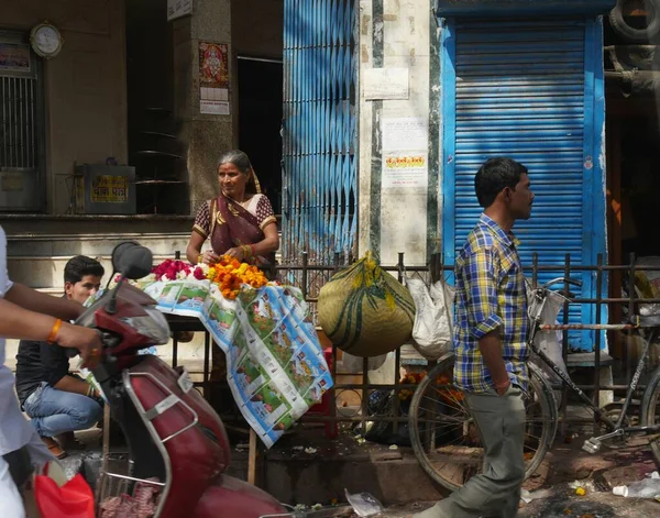 Mathura Uttar Pradesh India Marzo 2018 Foto Cruzada Vendedor Flores — Foto de Stock