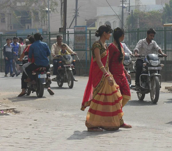 Mathura Uttar Pradesh India Marzo 2018 Dos Mujeres Vestidas Con — Foto de Stock