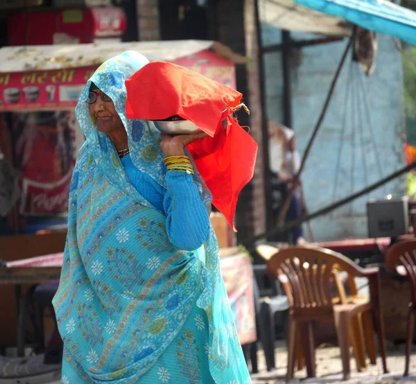 Mathura Uttar Pradesh India Marzo 2018 Cierre Una Mujer Vestida — Foto de Stock