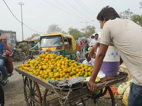 Agra Uttar Pradesh India Marzo 2018 Hombre Empuja Carro Improvisado — Foto de Stock